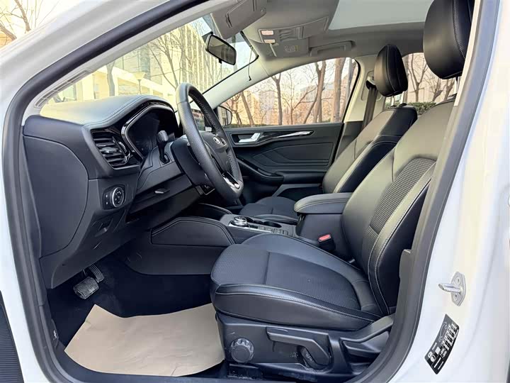 Фото 17 - Ford Focus