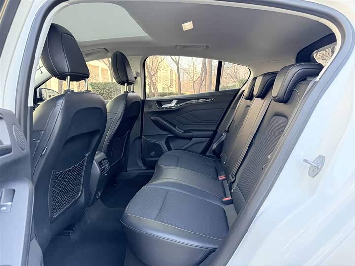 Фото 18 - Ford Focus