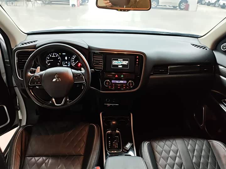 Фото 10 - Mitsubishi Outlander