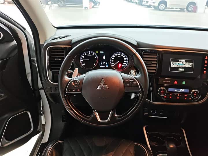 Фото 11 - Mitsubishi Outlander