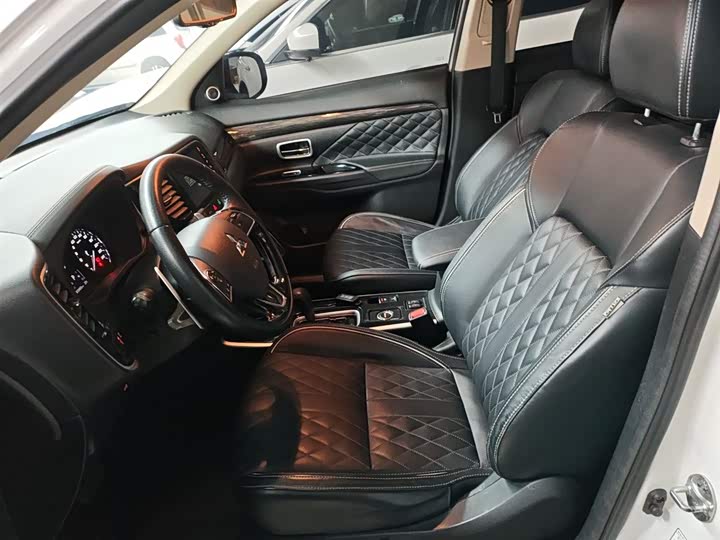 Фото 15 - Mitsubishi Outlander