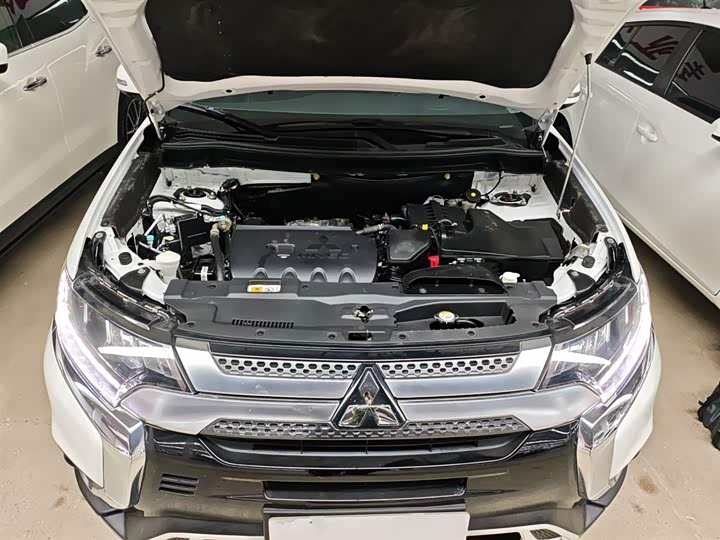 Фото 20 - Mitsubishi Outlander