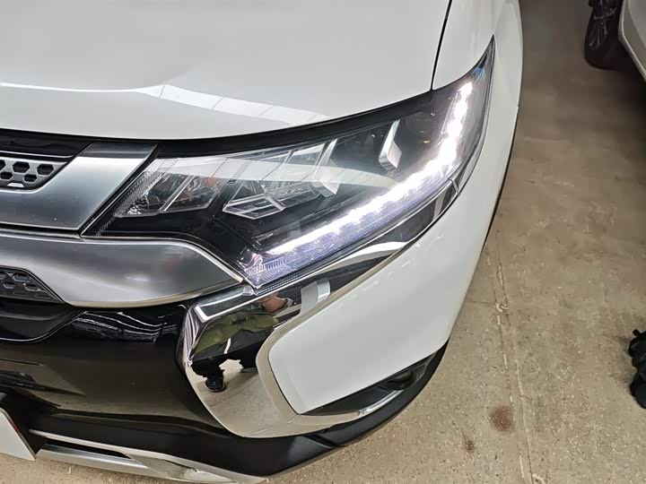 Фото 24 - Mitsubishi Outlander