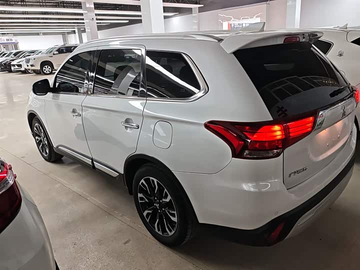 Фото 5 - Mitsubishi Outlander