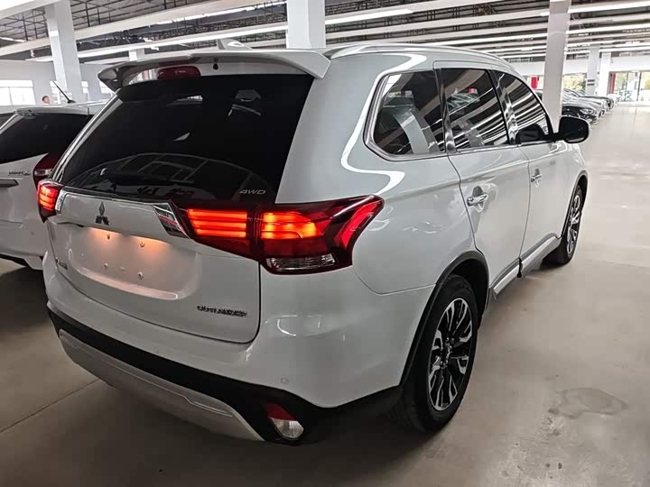 Фото 7 - Mitsubishi Outlander