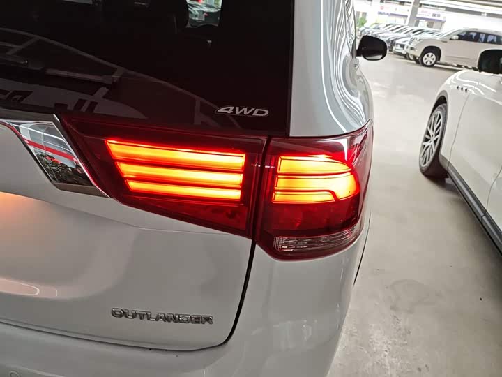 Фото 8 - Mitsubishi Outlander