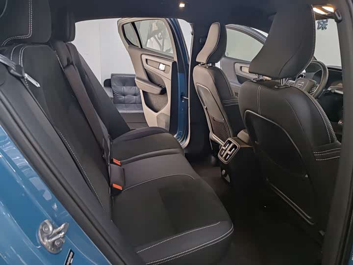 Фото 15 - Volvo C40