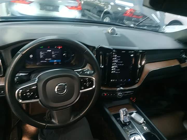 Фото 10 - Volvo XC60 Hybrid