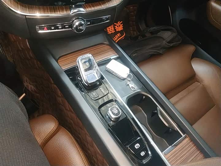 Фото 14 - Volvo XC60 Hybrid