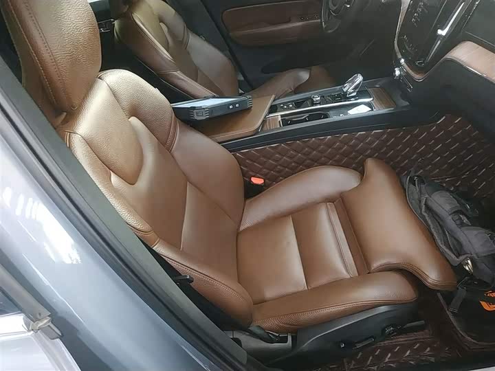 Фото 25 - Volvo XC60 Hybrid