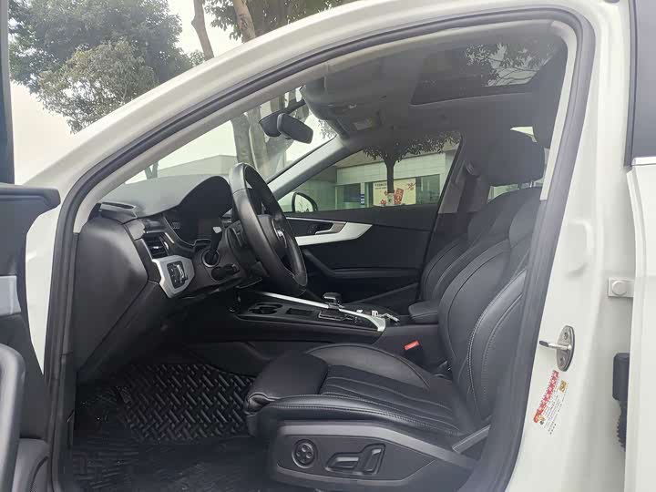 Фото 10 - Audi A4L