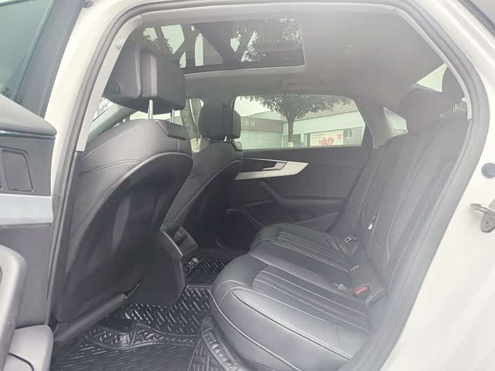 Фото 11 - Audi A4L