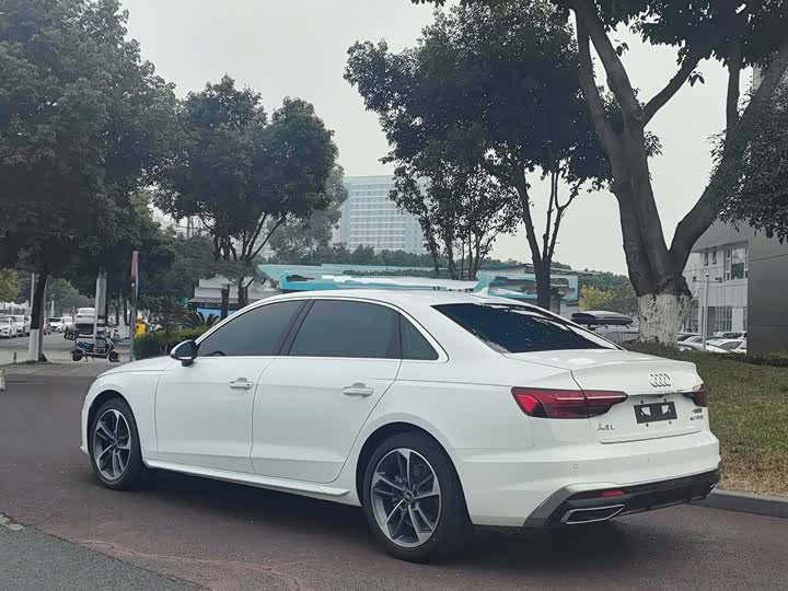 Фото 15 - Audi A4L