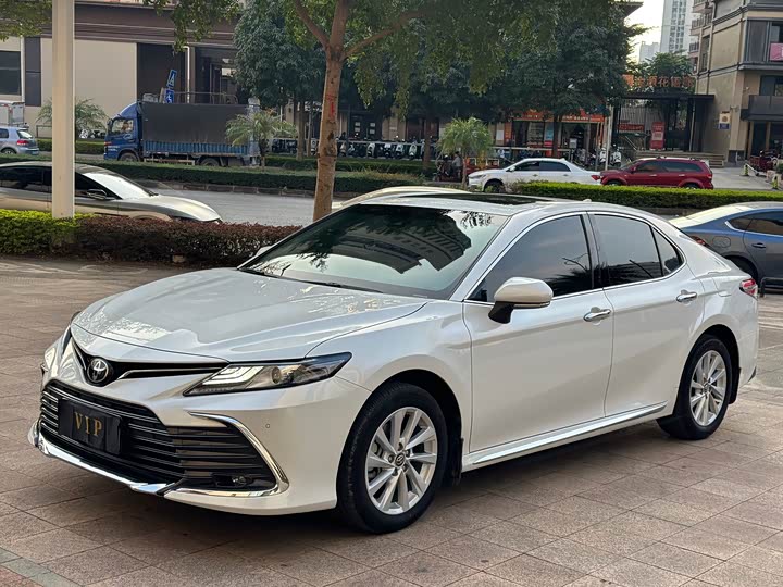 Фото 1 - Toyota Camry