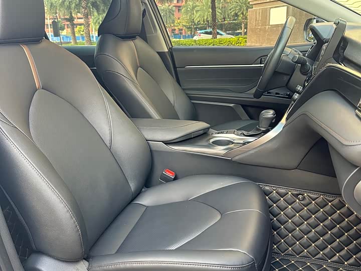 Фото 10 - Toyota Camry