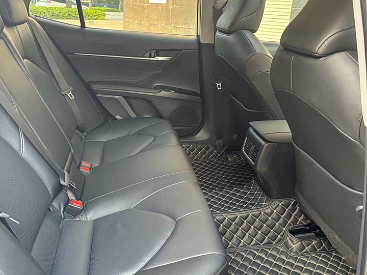 Фото 11 - Toyota Camry