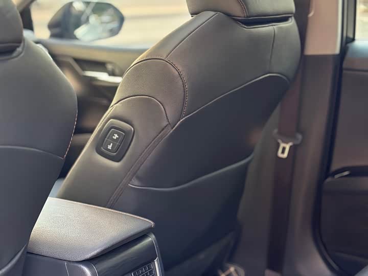 Фото 12 - Toyota Camry