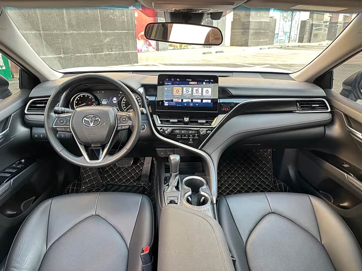 Фото 13 - Toyota Camry