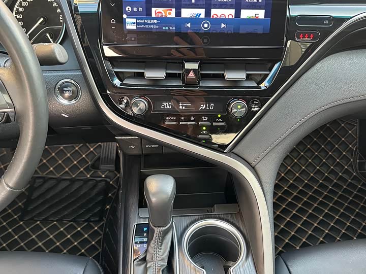 Фото 14 - Toyota Camry