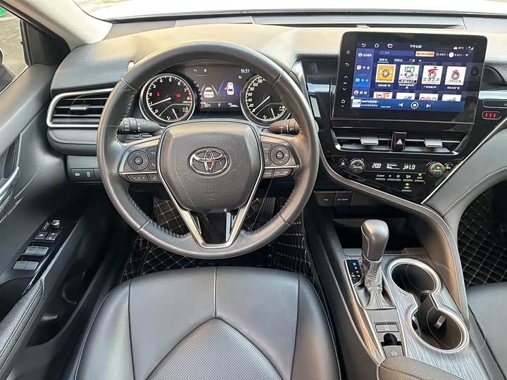 Фото 16 - Toyota Camry