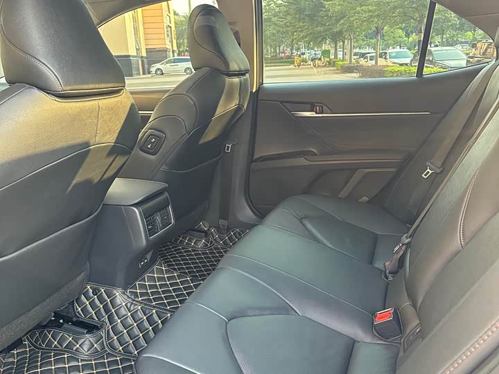 Фото 17 - Toyota Camry