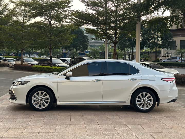 Фото 4 - Toyota Camry