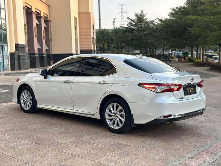 Фото 7 - Toyota Camry