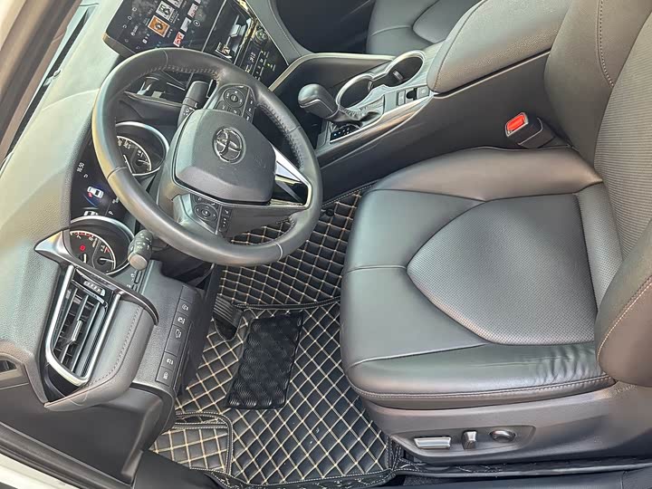 Фото 9 - Toyota Camry