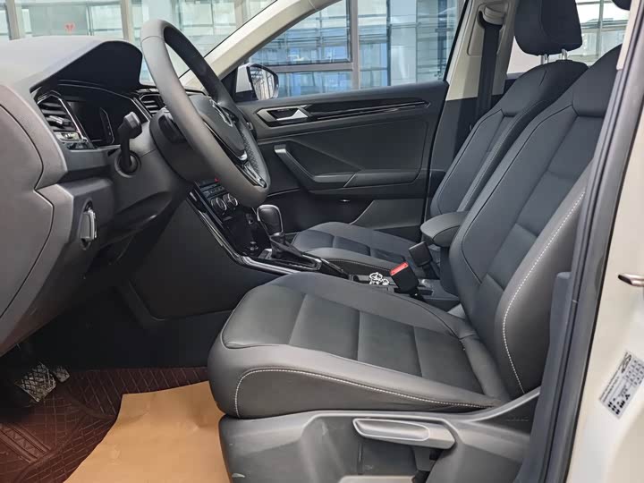 Фото 13 - Volkswagen T-Roc