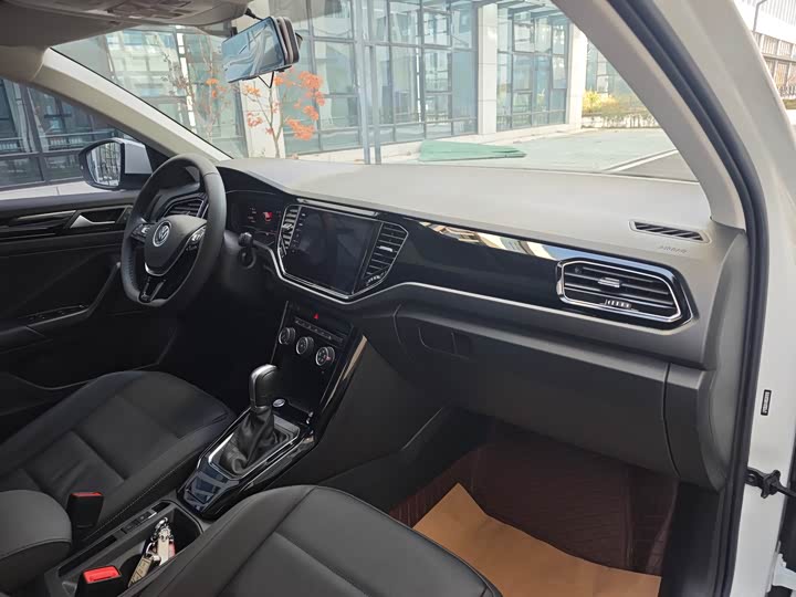 Фото 22 - Volkswagen T-Roc