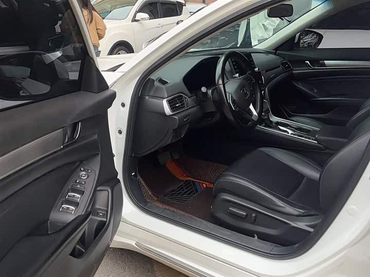 Фото 9 - Honda Accord