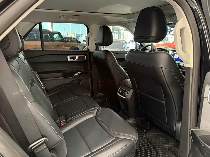 Фото 8 - Ford Explorer