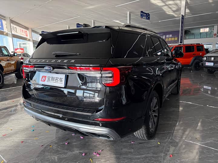 Фото 9 - Ford Explorer