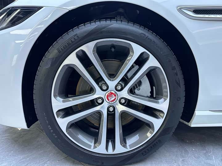 Фото 12 - Jaguar XE L