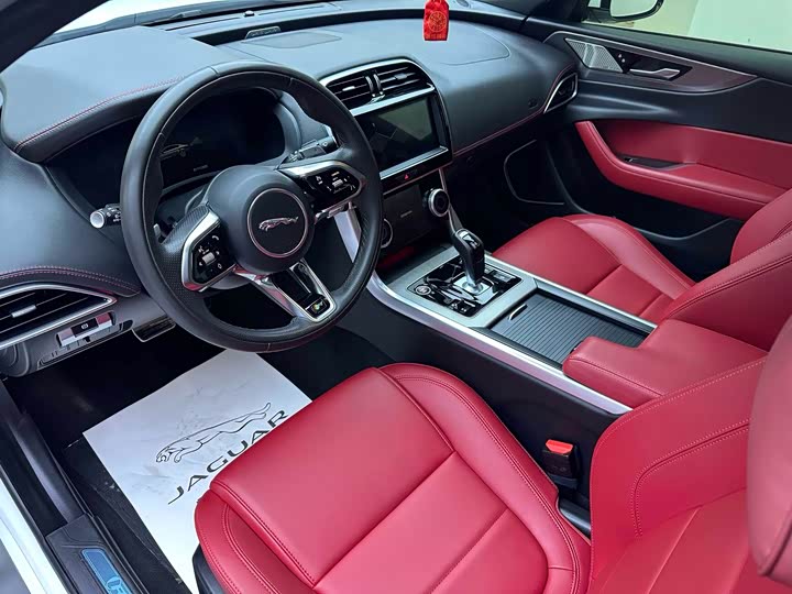 Фото 13 - Jaguar XE L