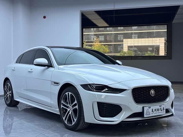 Фото 2 - Jaguar XE L