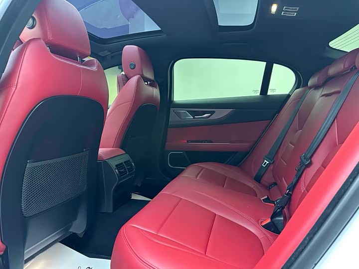 Фото 3 - Jaguar XE L