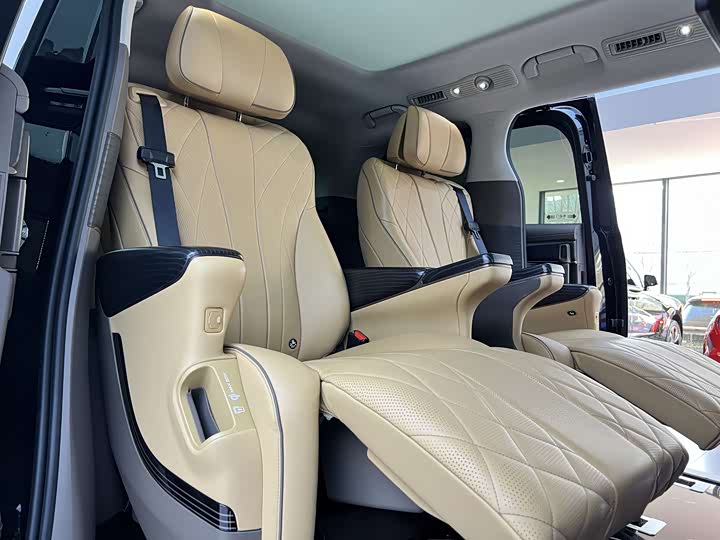 Фото 17 - Denza D9