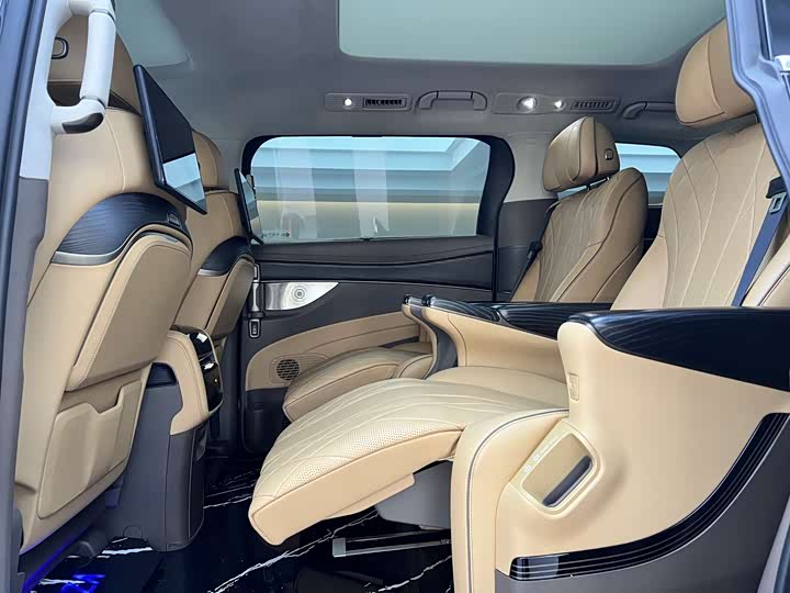 Фото 7 - Denza D9