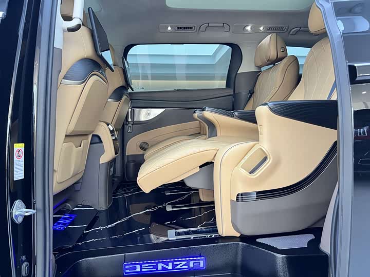 Фото 9 - Denza D9