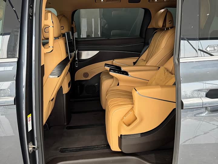 Фото 5 - Denza D9