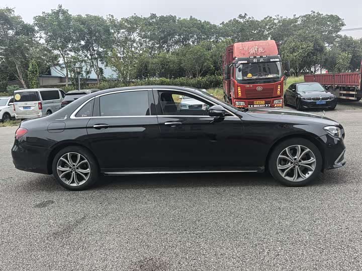 Фото 4 - Mercedes-Benz E-Class