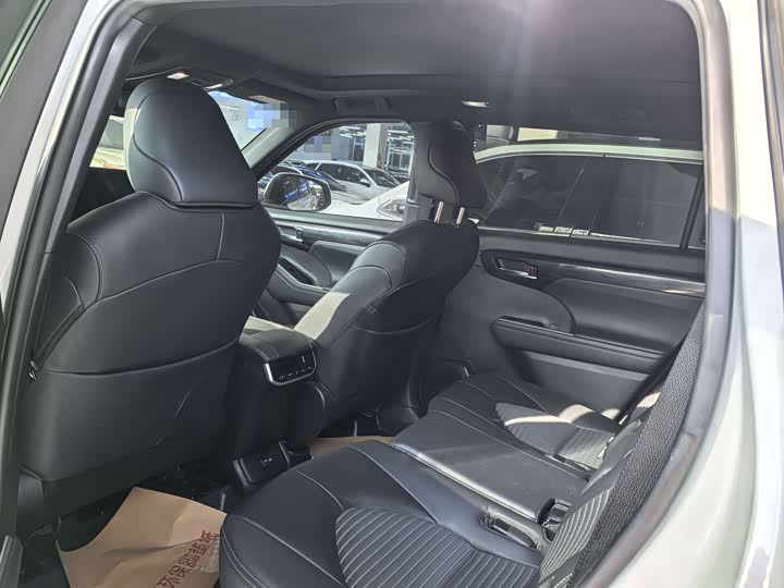 Фото 8 - Toyota Crown Kluger