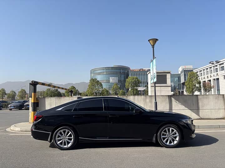 Фото 4 - Honda Accord