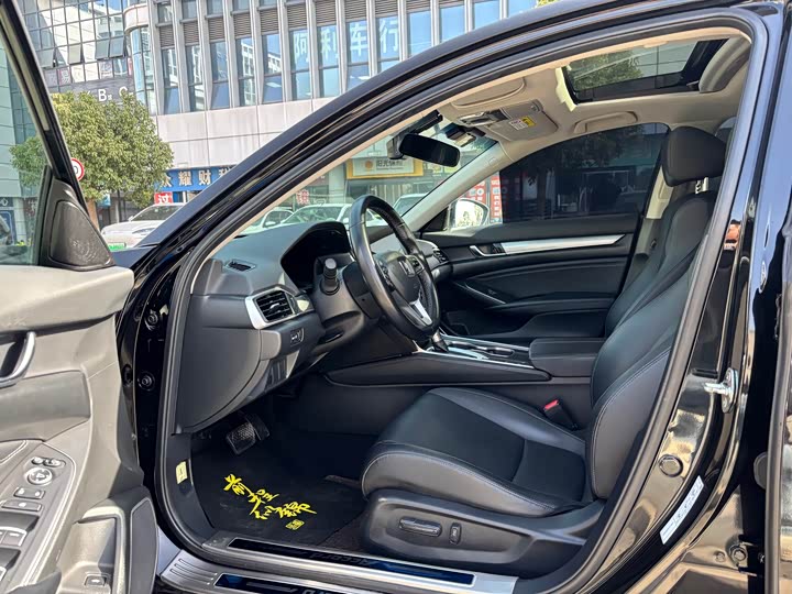 Фото 8 - Honda Accord