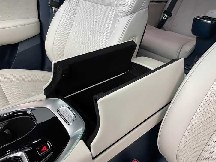 Фото 13 - Zeekr 009