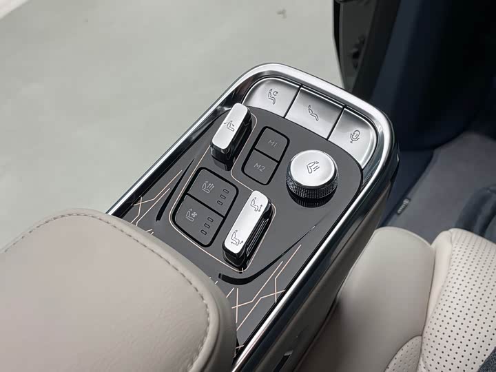 Фото 22 - Zeekr 009