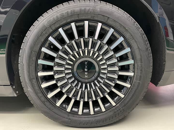 Фото 25 - Zeekr 009