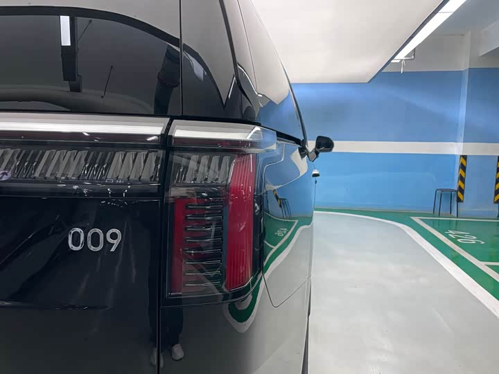 Фото 9 - Zeekr 009