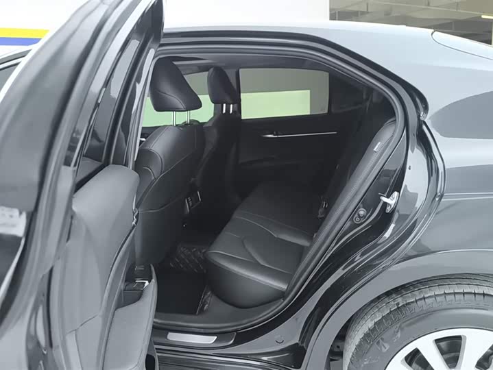 Фото 11 - Toyota Camry